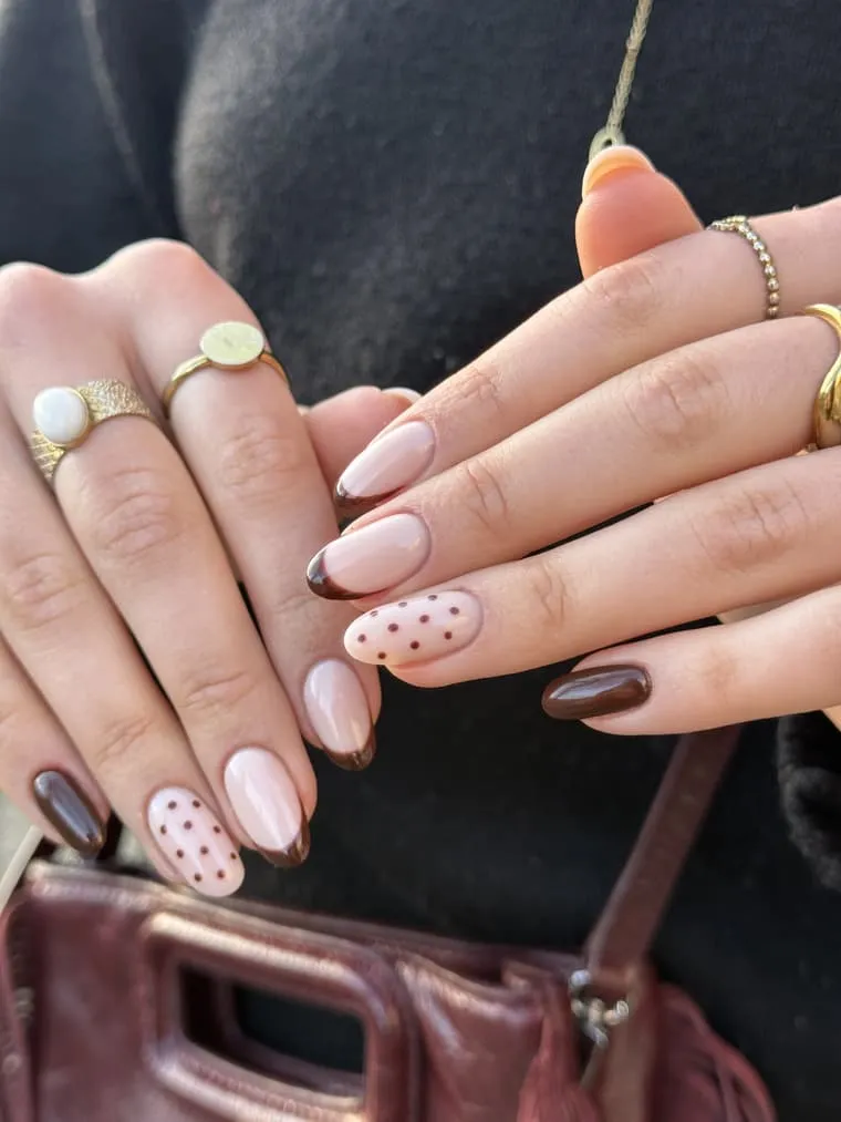Nail art nude à pois et accent brun