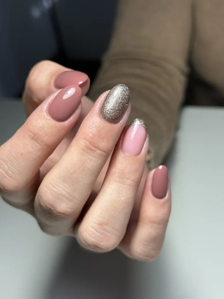 Nude rosé avec accent paillettes argentées