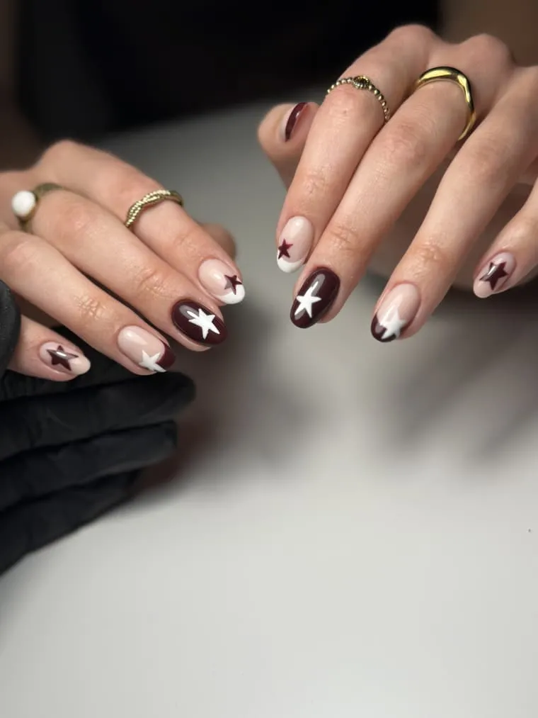 Nail art brun et beige à motif étoilé