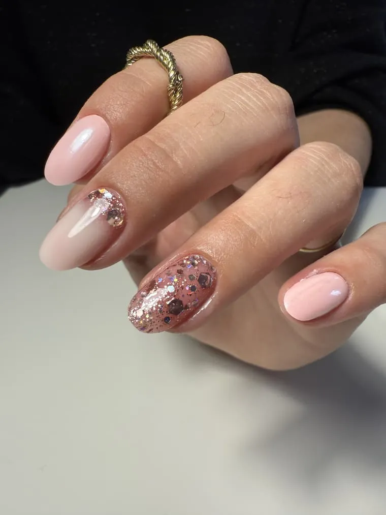 Nude avec accent paillettes rose doré
