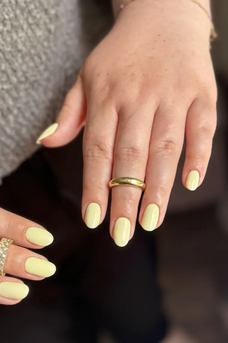 Pose jaune pastel