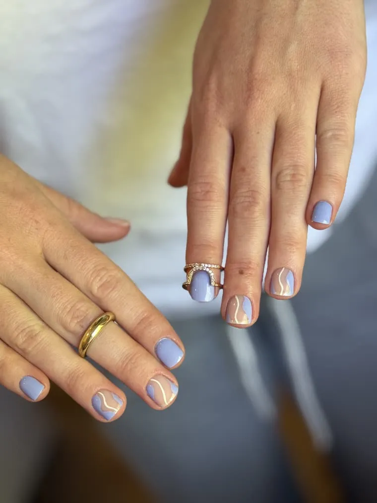 Nail art lilas rehaussé de feuille d'or