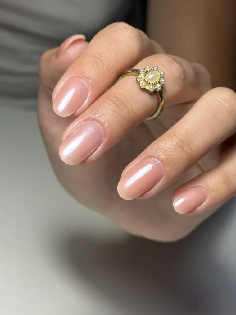 Pose nude glacée, ongles comme un bijou