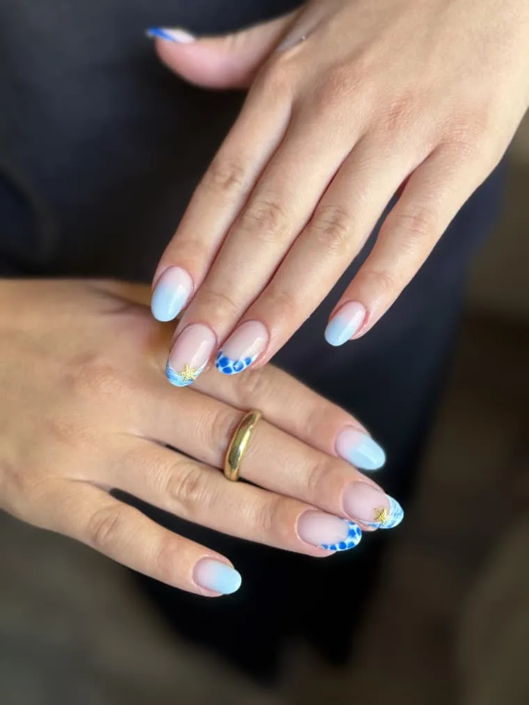 Nail art bleu ciel fleuri