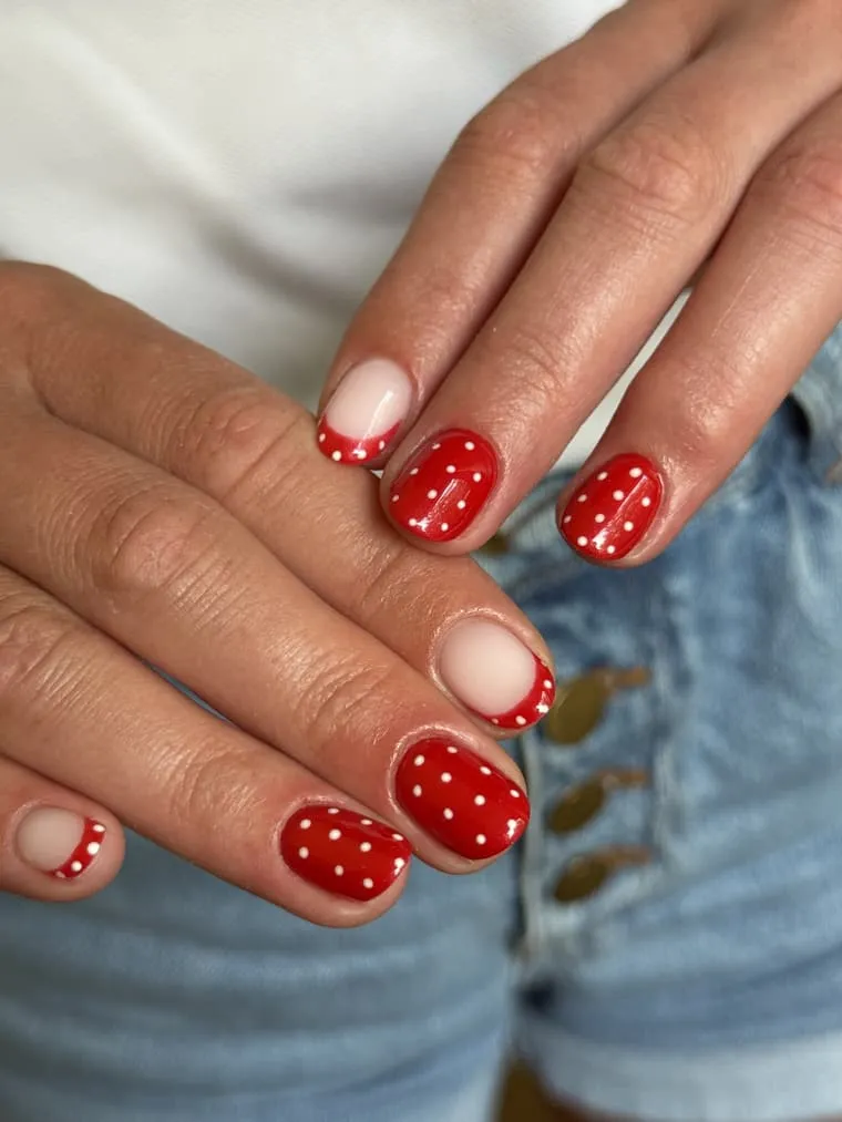 Pose rouge à pois blancs