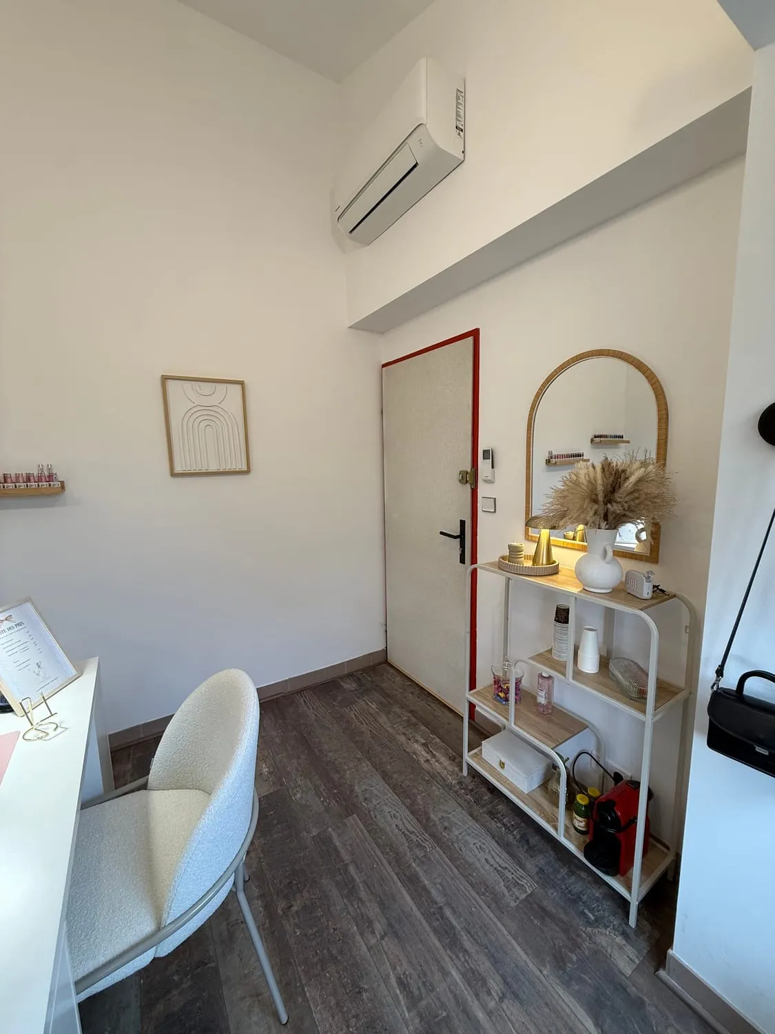 Le coin accueil du salon Fée des Ongles, sa console et son miroir, à Crest